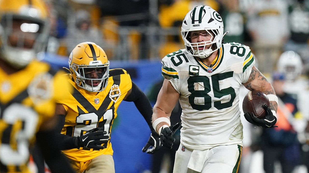 Packers’ Tucker Kraft headbutts teammate on sideline without helmet