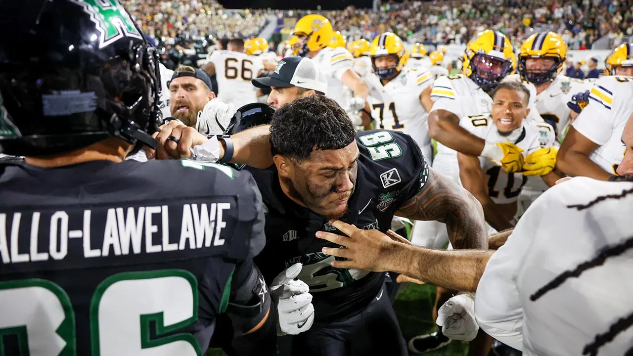 Hawaii, Cal players brawl at end of bowl game