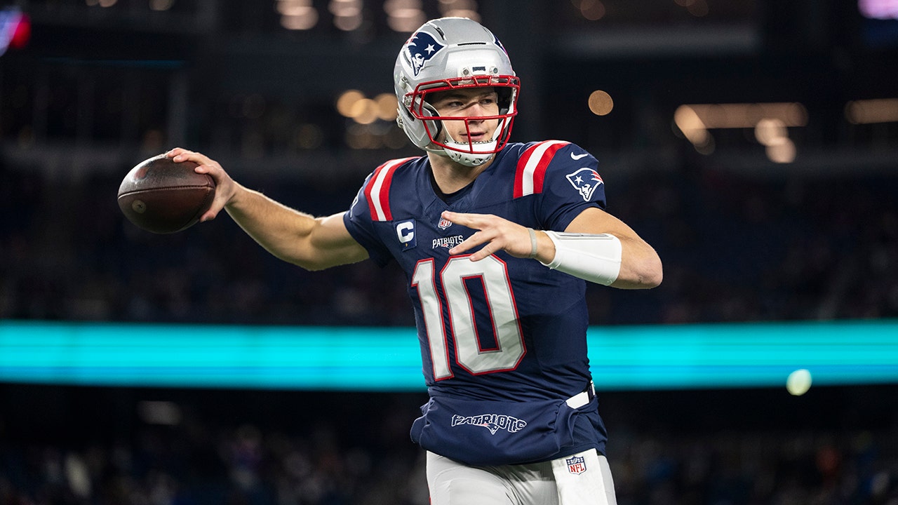 Patriots’ defense dominates Chargers, keeps them out of end zone in playoff win